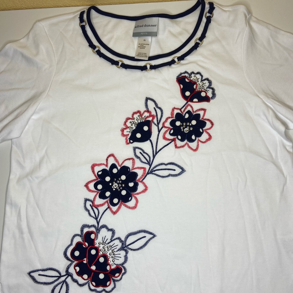 Alfred Dunner Petite Women Top. White with Flowers